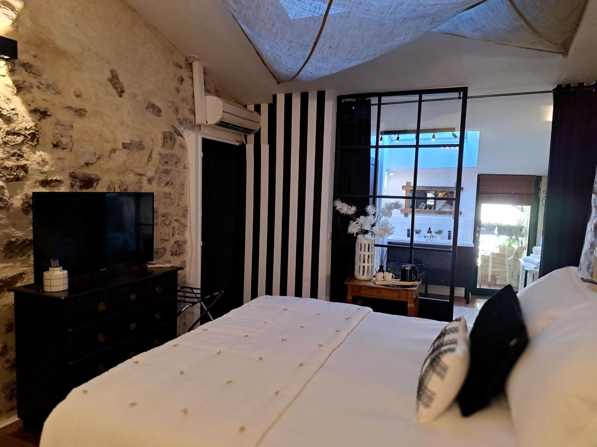 Hotel Le Patio De Sophie Sisteron Phòng bức ảnh